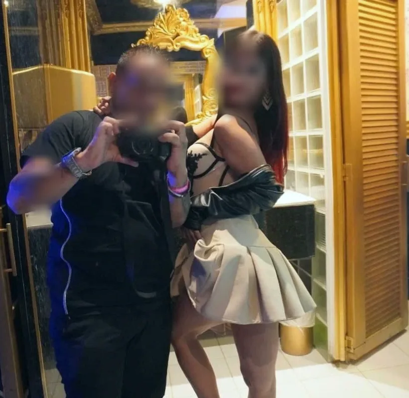Ffion, 25