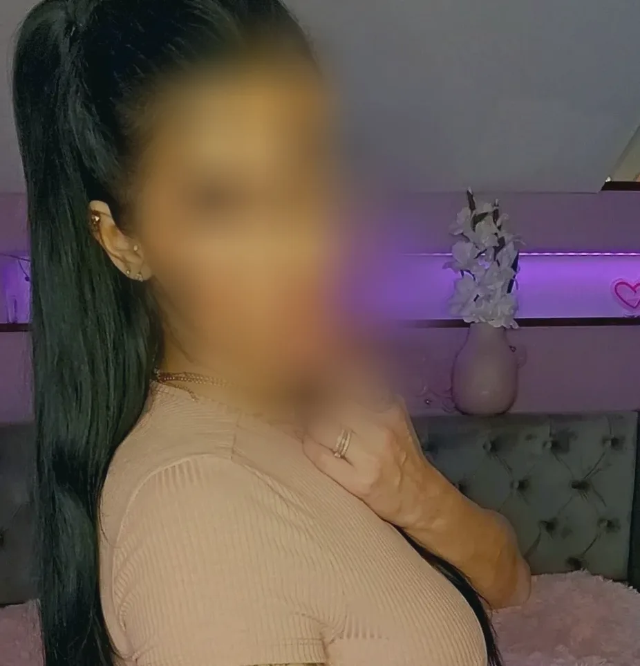 Isabelle, 33