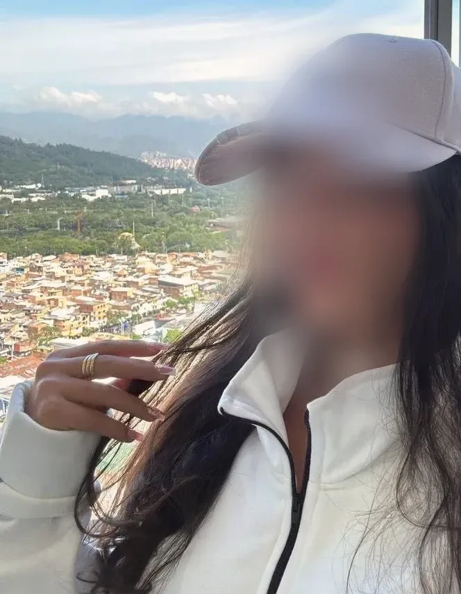 Isobel, 23